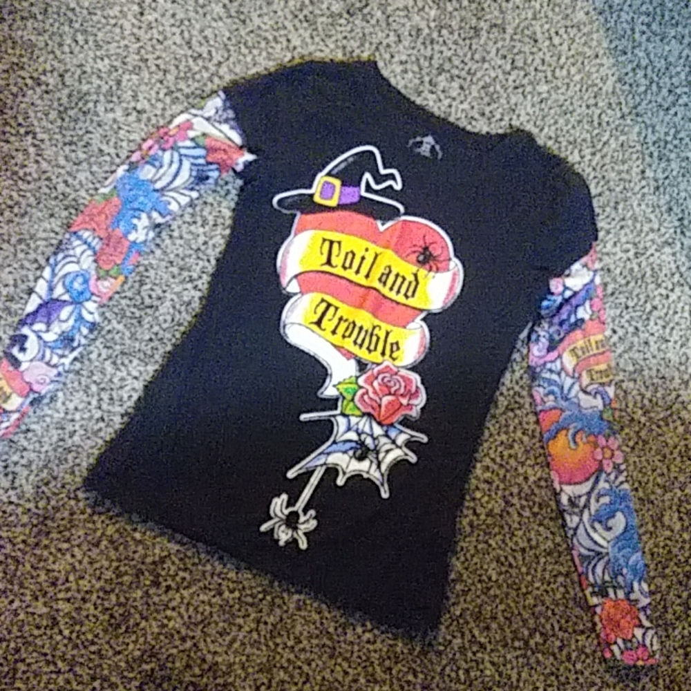 Tattoo-look armed long sleeved tee